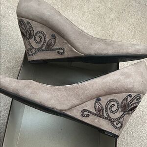 Bandolino Taupe Wedge Shoes with Embroidery
